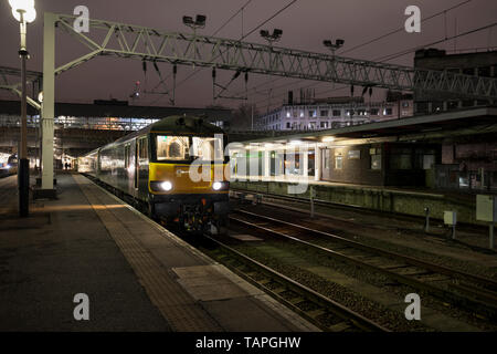 Die 2116 London Euston - Inverness, Aberdeen & Fort William highland Caledonian Sleeper Zug warten von London Euston Station in der Nacht zu fahren Stockfoto