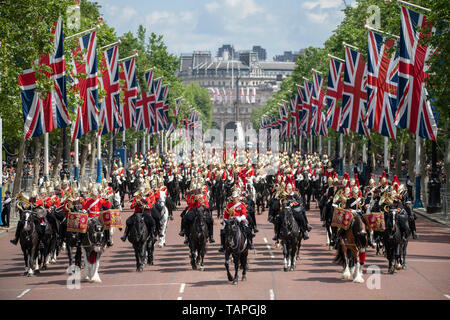 London, Großbritannien. 25. Mai 2019. Soldaten der Household Cavalry Fahrt entlang der Mall, das von den großen Generäle überprüfen. Stockfoto