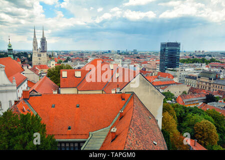 Erstaunlich bunte Dächer und die Skyline der Altstadt von Zagreb, Kroatien. Die Kirche St. Katharina. Stockfoto