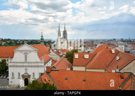 Erstaunlich bunte Dächer und die Skyline der Altstadt von Zagreb, Kroatien. Die Kirche St. Katharina. Stockfoto