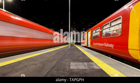 Firstgroup betrieben South Western Eisenbahn Züge am Bahnhof London Waterloo, ein Warten, während der andere fährt in einem Blur Stockfoto