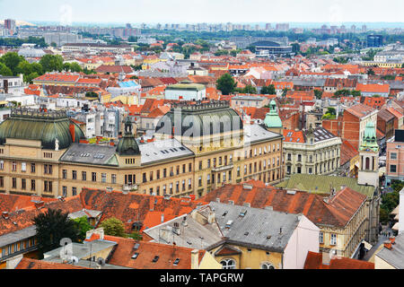 Erstaunlich bunte Dächer und die Skyline der Altstadt von Zagreb, Kroatien Stockfoto