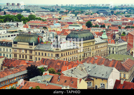 Erstaunlich bunte Dächer und die Skyline der Altstadt von Zagreb, Kroatien Stockfoto