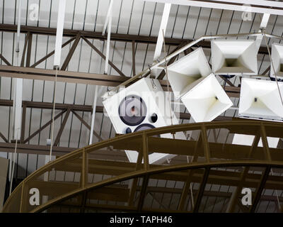 Große weiße Referenten aus Kirche Plafond ausgesetzt. Stockfoto