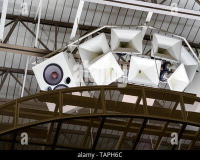 Große weiße Referenten aus Kirche Plafond ausgesetzt. Stockfoto