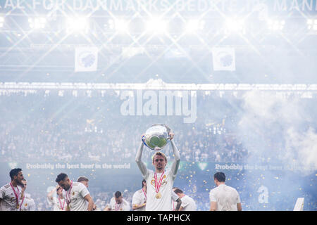 Dänemark, Kopenhagen, 25. Mai 2019. FC Kopenhagen gewinnen die dänische Superliga 2018-2019 Home von Telia Parken. Hier FC Kopenhagen Peter Ankersen ist mit der Trophäe gesehen. (Foto: Gonzales Foto - Samy Khabthani). Stockfoto