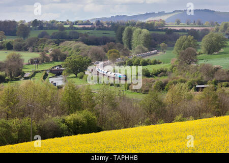 Mendip Rail Class 59 Lokomotive, die von DB Cargo übergeben Crofton, Wiltshire mit einem langen, schweren Güterzug die Summe von der mendips Betrieben Stockfoto