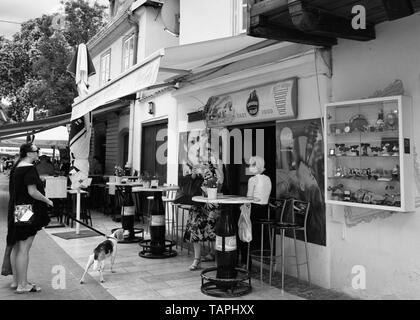 Stadt Straße in der Altstadt von Zagreb, Kroatien. Tkalciceva schöne Fußgängerzone mit Restaurants und Cafés. Stockfoto