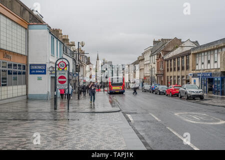 Irvine, Schottland, Großbritannien - 25 Mai 2019: Blick nach unten High Street Irvine im schweren Regen fallen in North Ayrshire in Richtung Zentrum durch eine eingeschränkte Stockfoto