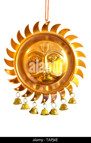 Surya/Sun Gott hinduismus Elegante Kupfer vergoldet Metall Wand Hanging-Decor Stück. Auf isolierten weißen Hintergrund Stockfoto
