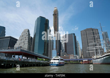 Pier 15 auf dem East River ist die Heimat von hornblower Kreuzfahrten. Pier16 bietet Schlafplätze für historische Schiffe der South Street Seaport Museum. Stockfoto