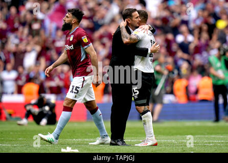 Derby County Manager Frank Lampard (Mitte) Umarmungen Bradley Johnson am Ende des Himmels Wette WM-Play-off-Finale im Wembley Stadion, London. Stockfoto