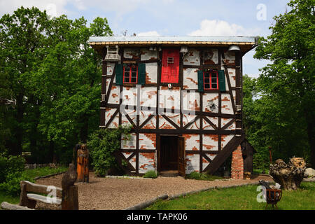 THALE, Sachsen - Anhalt, Deutschland - Mai 24, 2019: Witch's Cottage kopfüber an der Hexentanz Stock über Thale im Harz. Spaß für die ganze Familie. Stockfoto