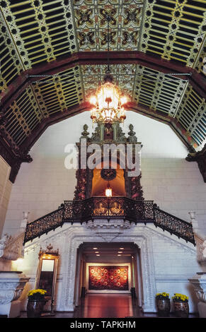 Unter einer maurischen Holzbalkendecke ist eine massive Treppe bis zu einem riesigen Spanischen Barock Türöffnung, die prunkvollen Ballsäle in der historischen Millennium Biltmore Hotel, das im Jahr 1923 von Pershing Square im Herzen von Downtown Los Angeles, Kalifornien, USA Geöffnet führt. Diese Auffassung wird durch die Gäste, die im Rendezvous Hof treffen, sobald die opulente Lobby des 11-stöckige Hotel und einen Standort für mehrere Hollywood Filme und Fernsehsendungen. Stockfoto