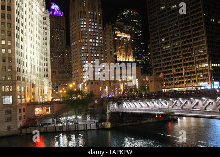 Die Wrigley Building, Tribune Tower, 401 N Michigan Ave. und der Michigan Avenue Bridge entlang des Chicago River in Downtown Chicago, Illinois, bei Nacht Stockfoto