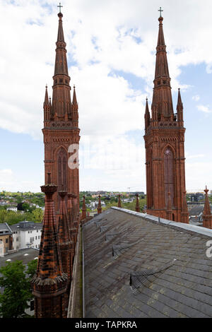 Turmspitzen und Dach der Marktkirche (Markt Kirche) in Wiesbaden, die Landeshauptstadt von Hessen, Deutschland. Stockfoto