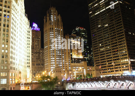 Die Wrigley Building, Tribune Tower, und 401 N Michigan Ave. entlang des Chicago River in Downtown Chicago, Illinois, bei Nacht Stockfoto