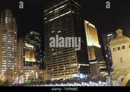 Tribune Tower, NBC Tower und 401 N Michigan Ave. entlang des Chicago River in Downtown Chicago, Illinois, bei Nacht Stockfoto