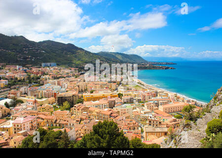 Schöne Aussicht von Cefalu, Sizilien, Italien, und der von benachbarten Hügeln mit Blick auf die Bucht. Die herrliche Stadt an der tyrrhenischen Küste ist beliebt Sommer spot Stockfoto