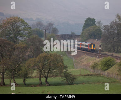 East Midlands Trains Class 158 Express sprinter Züge bei Alfreton in der Hoffnung Tal mit Liverpool nach Norwich Zug Stockfoto