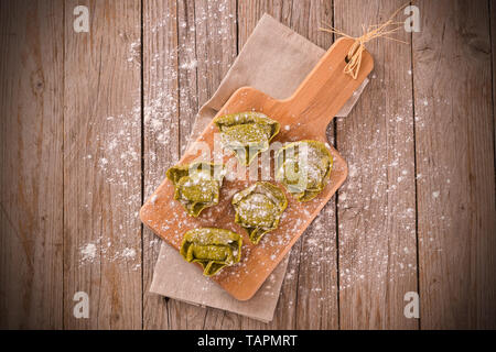 Spinat Ravioli mit Ricotta Füllung. Stockfoto