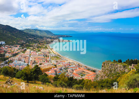 Tolle Landschaft, malerischen Küstenstadt Cefalu in Sizilien, Italien. Die Stadt auf der Tyrrhenischen Küste entfernt ist beliebte Touristenattraktion. Stockfoto