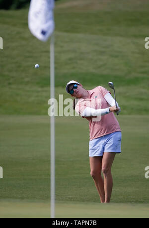 Williamsburg Virginia, USA. 26 Mai, 2019. Katherine Perry Chips auf dem 14 Grün während der Endrunde der Reine Seide Meisterschaft auf der Kingsmill Resort River Kurs in Williamsburg Virginia. Justin Cooper/CSM/Alamy leben Nachrichten Stockfoto