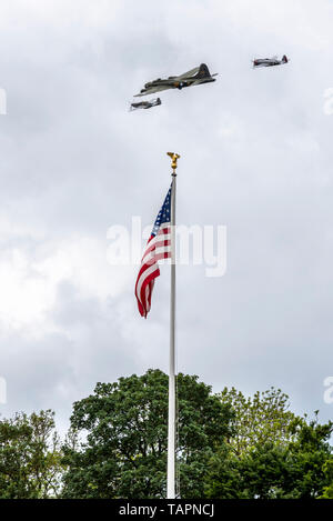 Memorial Day ist ein Urlaub in den USA zu erinnern und ehrt Menschen, die gestorben sind, während in der US-Streitkräfte dienen. War eine Gedenkstunde im Cambridge Amerikanischen Friedhof in Großbritannien, wo 3811 US-Kriegs Toten bestattet sind und ein weiteres 5127 fehlen auf einer Mauer der Erinnerung Erinnerung gehalten. Militärisches Personal an der Zeremonie nahmen neben Familie derjenigen geehrt und Öffentlichkeit. Ein Flypast statt Gemeinkosten einschließlich B-17 ally B" und zwei "kleine Freunde" Kämpfer Stockfoto