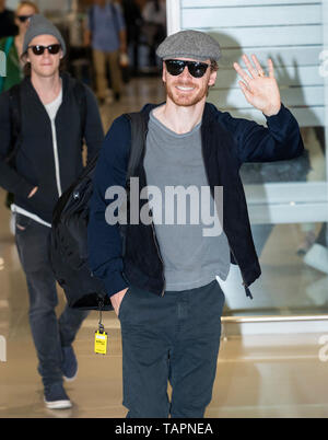 Incheon, Südkorea. 26 Mai, 2019. Schauspieler Michael Fassbender (R) Ankunft am Internationalen Flughafen Incheon der Film "X-Men: Dark Phoenix" in Incheon, Südkorea, 26. Mai 2019 zu fördern. Der Film wird in Südkorea am 5. Juni freigegeben werden. Quelle: Lee Sang-ho/Xinhua/Alamy leben Nachrichten Stockfoto