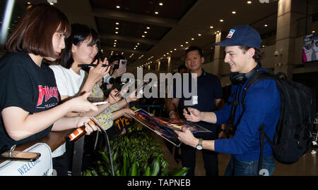 Incheon, Südkorea. 26 Mai, 2019. Schauspieler Tye Sheridan Anzeichen für Fans bei seiner Ankunft den Film "X-Man: Dark Phoenix" am Internationalen Flughafen Incheon, Südkorea, 26. Mai 2019 zu fördern. Der Film wird in Südkorea am 5. Juni freigegeben werden. Quelle: Lee Sang-ho/Xinhua/Alamy leben Nachrichten Stockfoto