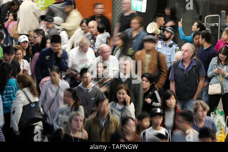 Sydney, Australien. 26 Mai, 2019. Eine lokale Polizisten führt die Passagiere im Chatswood Station der neu eröffneten Sydney Metro Nordwesten, in Sydney, Australien, 26. Mai 2019. Sydney's neue fahrerlose Nordwesten Metro eröffnet am Sonntag. Credit: Bai Xuefei/Xinhua/Alamy leben Nachrichten Stockfoto