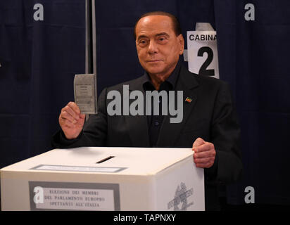 Mailand, Italien. 26 Mai, 2019. Silvio Berlusconi, der ehemalige italienische Ministerpräsident und Führer der Forza Italia party, bereitet seinen Stimmzettel im Wahllokal in Mailand, Italien, 26. Mai 2019 zu werfen. Das Europäische Parlament (EP) die Wahlen in Italien am Sonntag. Credit: Alberto Lingria/Xinhua/Alamy leben Nachrichten Stockfoto