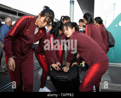 (190525) - PARIS, 25. Mai 2019 (Xinhua) - Chinesische Spieler Wang Ying (R, vorne) hilft, ihre Mannschaftskameraden mit dem Gepäck auf die chinesischen Frauen- Nationalmannschaft bei der Ankunft am Flughafen Charles de Gaulle in Paris am 25. Mai 2019. Coaching Personal, einschließlich der Haupttrainer Jia Xiuquan und 26 Spieler landete hier früh morgens am Samstag für die Endrunde - Phase Vorbereitung vor der FIFA Frauen-WM. (Xinhua / Han Yan) Stockfoto