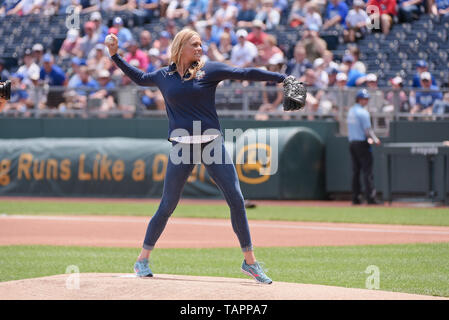Mai 26, 2019: Softball legende Jennie Finch wirft den ersten Pitch während eine amerikanische Liga Spiel zwischen den New York Yankees und die Kansas City Royals gehalten an Kaufmann Stadion in Kansas City, MO Richard Ulreich/CSM Stockfoto