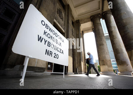 (190526) - Warschau, 26. Mai 2019 (Xinhua) - ein Mann bereitet sich in einem Wahllokal in der Palast der Kultur und Wissenschaft in Warschau, Polen zur Abstimmung am 26. Mai 2019. Bürger der 28 Europäischen Union (EU) die Länder, von denen mehr als 400 Millionen Wähler sind, wird erwartet, dass im Laufe der vier Tage zu stimmen, ab Donnerstag, für eine Amtszeit von fünf Jahren zu wählen 751 Mitglieder des Europäischen Parlaments (Mdep). (Xinhua / Jaap Arriens) Stockfoto