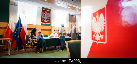 (190526) - Warschau, 26. Mai 2019 (Xinhua) - Abstimmung im Wahllokal im Ministerium für Landwirtschaft und Entwicklung des ländlichen Raums in Warschau, Polen, am 26. Mai 2019. Bürger der 28 Europäischen Union (EU) die Länder, von denen mehr als 400 Millionen Wähler sind, wird erwartet, dass im Laufe der vier Tage zu stimmen, ab Donnerstag, für eine Amtszeit von fünf Jahren zu wählen 751 Mitglieder des Europäischen Parlaments (Mdep). (Xinhua / Jaap Arriens) Stockfoto