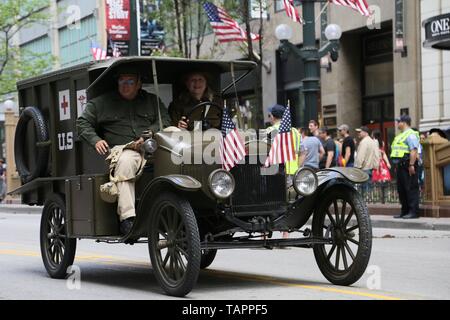 Chicago, USA. 25 Mai, 2019. Die Teilnehmer nehmen an den Memorial Day Parade in Chicago, USA, am 25. Mai 2019. Der Gedenktag ist ein Urlaub in den Vereinigten Staaten für die Erinnerung an die Menschen, die gestorben sind, während in der bewaffneten Kräfte des Landes dienen. Credit: Wang Qiang/Xinhua/Alamy leben Nachrichten Stockfoto