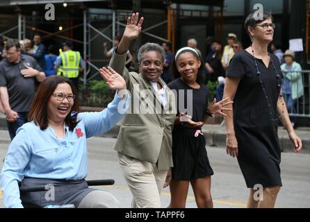 Chicago, USA. 25 Mai, 2019. Der Bürgermeister von Chicago Lori Lightfoot (2.L, vorne) nimmt an der Memorial Day Parade in Chicago, USA, am 25. Mai 2019. Der Gedenktag ist ein Urlaub in den Vereinigten Staaten für die Erinnerung an die Menschen, die gestorben sind, während in der bewaffneten Kräfte des Landes dienen. Credit: Wang Qiang/Xinhua/Alamy leben Nachrichten Stockfoto