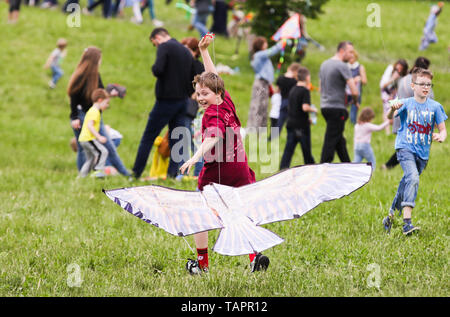 Moskau, Russland. 26 Mai, 2019. Ein Junge fliegt eine Kite während der Motley Sky Festival in Moskau, Russland, am 26. Mai 2019. Das Motley Sky Festival wurde in Moskau vom 25. Mai bis 26. Quelle: Maxim Chernavsky/Xinhua/Alamy leben Nachrichten Stockfoto
