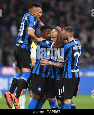 (190527) - Mailand, 27. Mai 2019 (Xinhua) - FC Inter Radja Nainggolan (2., R) feiert sein Ziel mit seinen Mannschaftskameraden während einer Serie ein Fußballspiel zwischen dem FC Inter und Empoli in Mailand, Italien, 26. Mai 2019. FC Inter gewann 2-1. (Xinhua / Alberto Lingria) Stockfoto