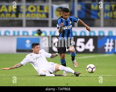 (190527) - Mailand, 27. Mai 2019 (Xinhua) - FC Inter Berger (R) Mias mit Empoli Diego Farias während einer Serie ein Fußballspiel zwischen dem FC Inter und Empoli in Mailand, Italien, 26. Mai 2019. FC Inter gewann 2-1. (Xinhua / Alberto Lingria) Stockfoto