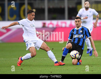 (190527) - Mailand, 27. Mai 2019 (Xinhua) - FC Inter Matias Vecino (R, vorne) Mias mit Empoli Francesco Capuano (L) während einer Serie ein Fußballspiel zwischen dem FC Inter und Empoli in Mailand, Italien, 26. Mai 2019. FC Inter gewann 2-1. (Xinhua / Alberto Lingria) Stockfoto