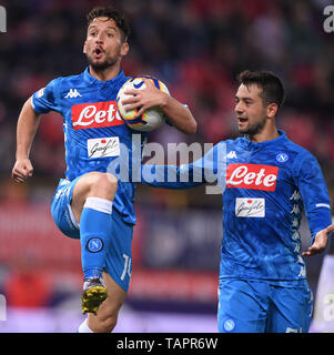 (190526) - Bologna, 26. Mai 2019 (Xinhua) - Napoli's Trocknet Mertens (L) feiert sein Ziel während einer Serie ein Fußballspiel zwischen Bologna und Napoli in Bologna, Italien, 25. Mai 2019. Bologna gewann 3-2. (Xinhua / Alberto Lingria) Stockfoto