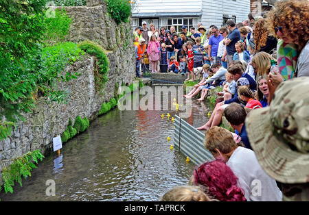 Lose Dorf, Kent, Großbritannien. 27. Mai, 2019. Die jährlichen Feiertag Duck Race, die durch die Lose Annehmlichkeiten Association auf lose Brooks, der Strom, der durch die Mitte der historischen Kent Dorf organisiert. Credit: PjrFoto/Alamy leben Nachrichten Stockfoto