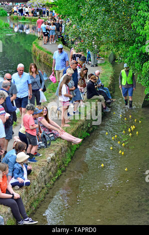 Lose Dorf, Kent, Großbritannien. 27. Mai, 2019. Die jährlichen Feiertag Duck Race, die durch die Lose Annehmlichkeiten Association auf lose Brooks, der Strom, der durch die Mitte der historischen Kent Dorf organisiert. Credit: PjrFoto/Alamy leben Nachrichten Stockfoto