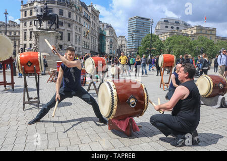 London, Großbritannien. 27. Mai, 2019. Japanische Taiko Trommler, Taiko inzwischen in Greenwich basierend auf dem Trafalgar Square London Credit: Amer ghazzal/Alamy leben Nachrichten Stockfoto