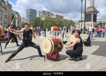 London, Großbritannien. 27. Mai, 2019. Japanische Taiko Trommler, Taiko inzwischen in Greenwich basierend auf dem Trafalgar Square London Credit: Amer ghazzal/Alamy leben Nachrichten Stockfoto