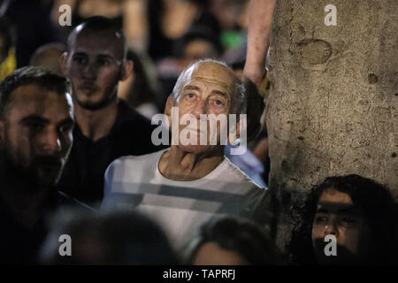 Tel Aviv, Israel. 25 Mai, 2019. Der ehemalige israelische Ministerpräsident Ehud Olmert nimmt Teil an einem Protest gegen die Gesetzgebung, dass der israelische Premierminister Benjamin Netanjahu Immunität gewähren würde, wie er Gesichter Anklage wegen Korruption zu fördern. Credit: Ilia Yefimovich/dpa/Alamy leben Nachrichten Stockfoto