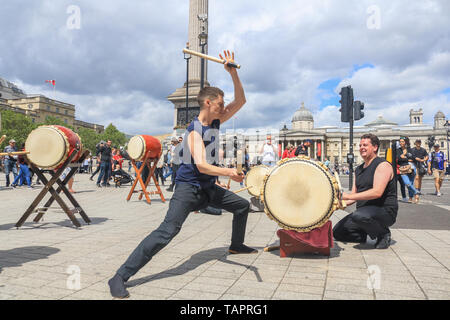 London, Großbritannien. 27. Mai, 2019. Japanische Taiko Trommler, Taiko inzwischen in Greenwich basierend auf dem Trafalgar Square London Credit: Amer ghazzal/Alamy leben Nachrichten Stockfoto