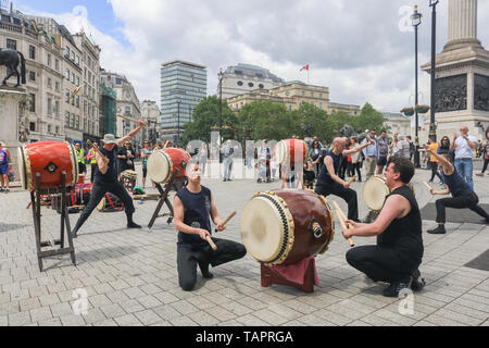 London, Großbritannien. 27. Mai, 2019. Japanische Taiko Trommler, Taiko inzwischen in Greenwich basierend auf dem Trafalgar Square London Credit: Amer ghazzal/Alamy leben Nachrichten Stockfoto
